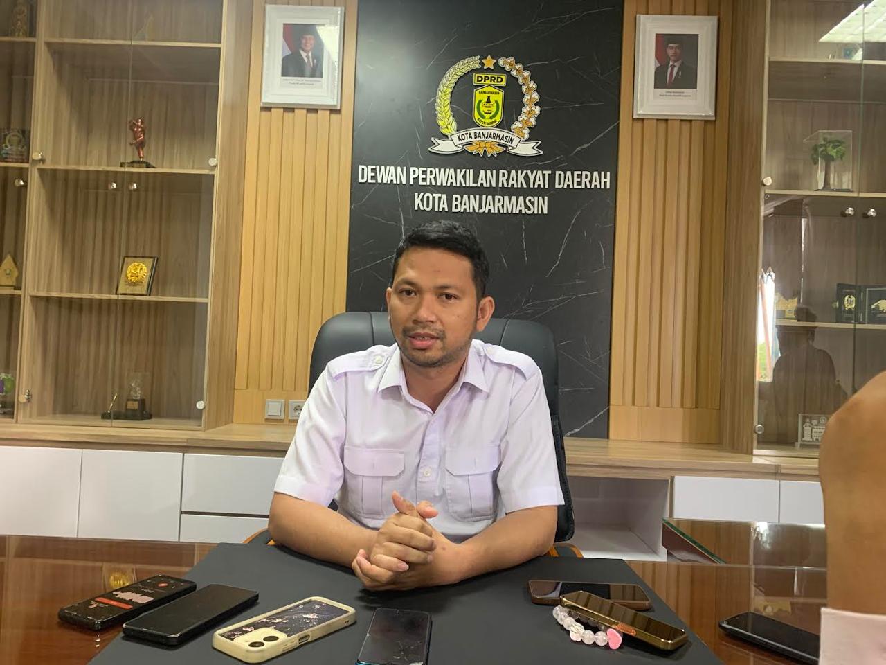 ATASI HAMBATAN: Ketua DPRD Kota Banjarmasin Rikval Fachruri memberi solusi soal lahan Sekolah Rakyat untuk Pemko Banjarmasin.(Foto: Endang/Radar Banjarmasin)