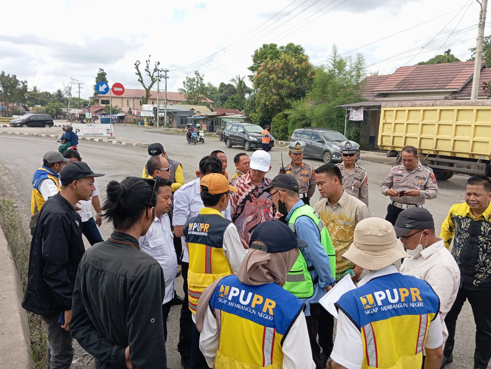 SURVEI: Tim dari BPJN Kalimantan Selatan bersama Pemerintah Kabupaten Tapin melakukan survei awal untuk penanganan jalan di Bundaran Bungur.