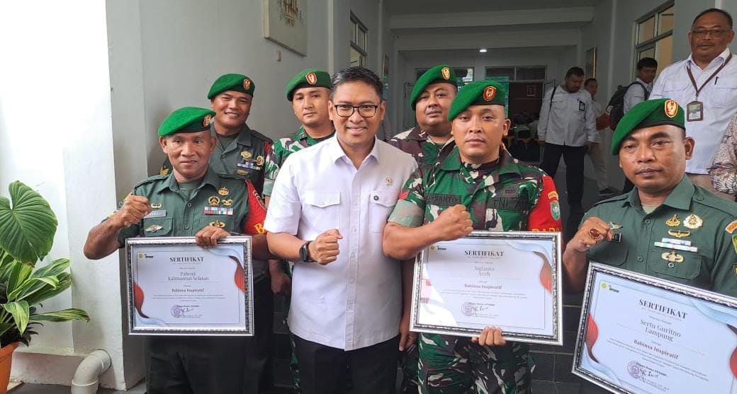 BANGGA: Sertu Pahruraji Babinsa (kiri depan) asal Koramil Sungai Pandan, Kodim 1001 HSU/BLG, raih penghargaan dari Kementan RI.