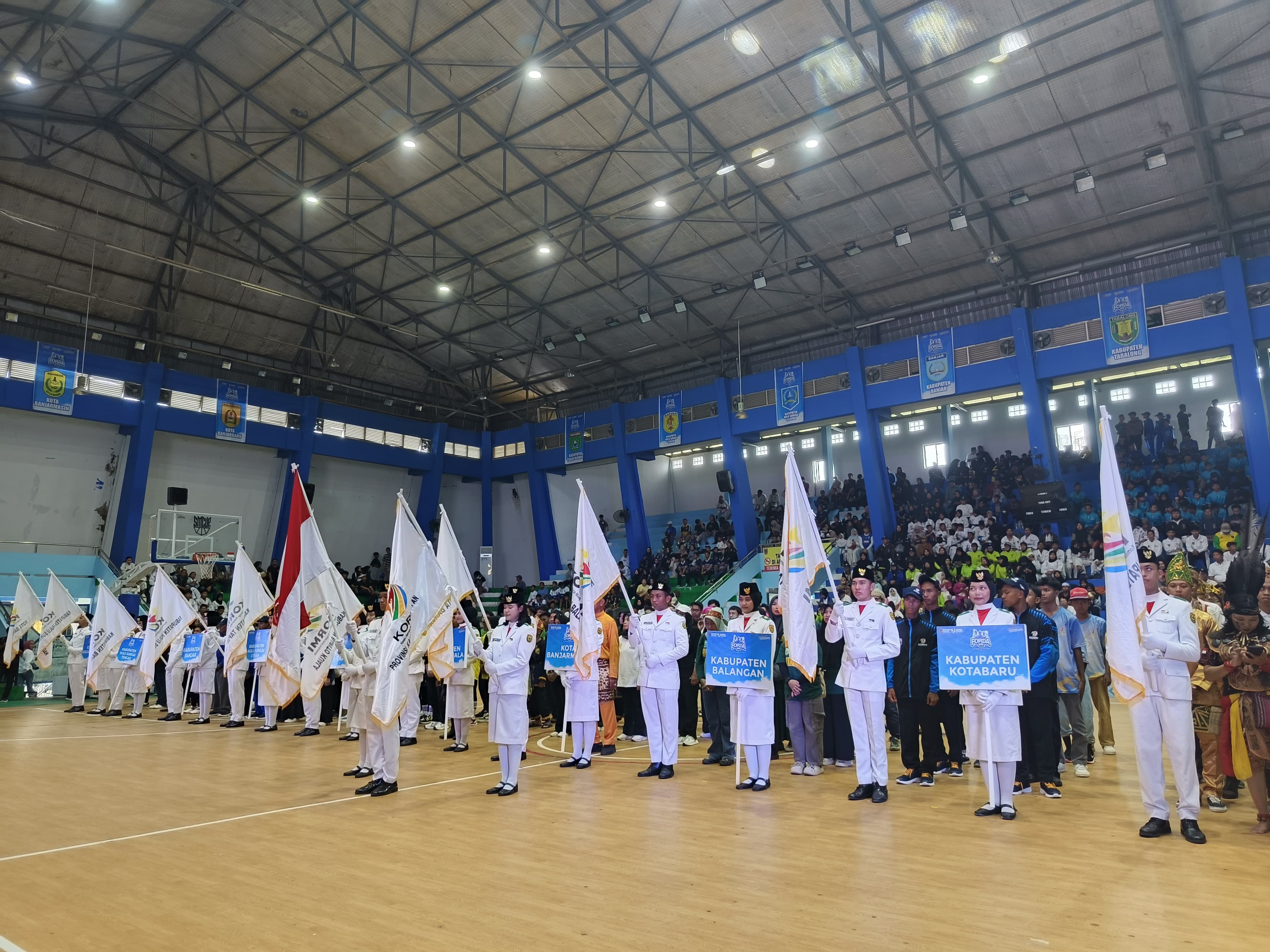 PARADE: Pegiat KORMI dari berbagai daerah mengikuti parade pembukaan FORDA VII Kalsel 2025 di GOR Hasanuddin, Banjarmasin, Jumat (23/5/2025).