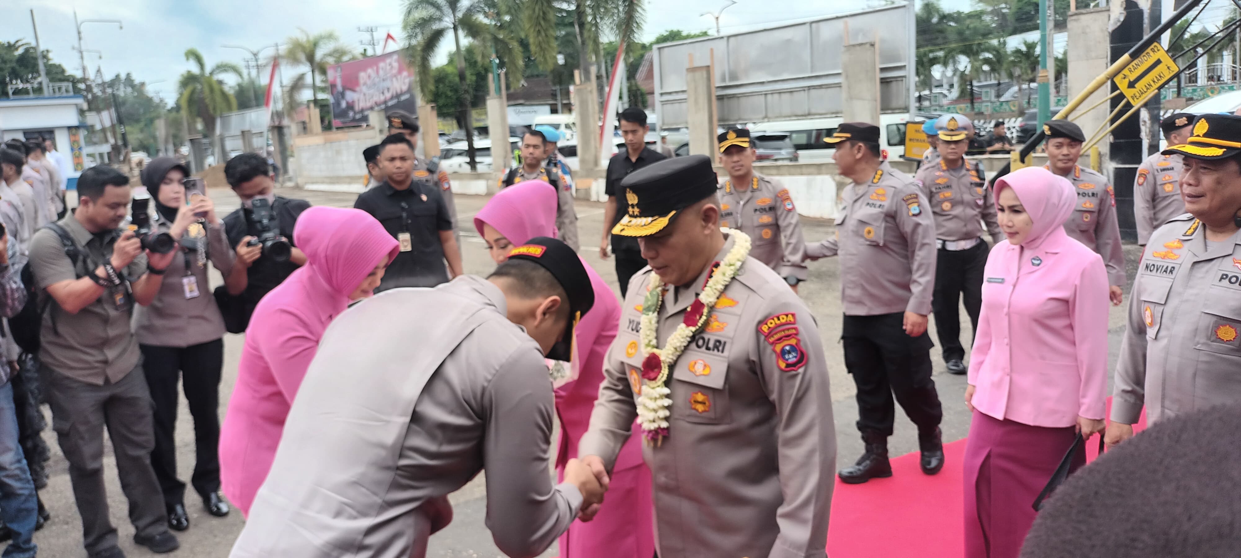 DISAMBUT: Kapolda Kalsel, Irjenpol Rosyanto Yudha Hermawan disambut Kapolres Tabalong AKBP Wahyu Ismoyo.