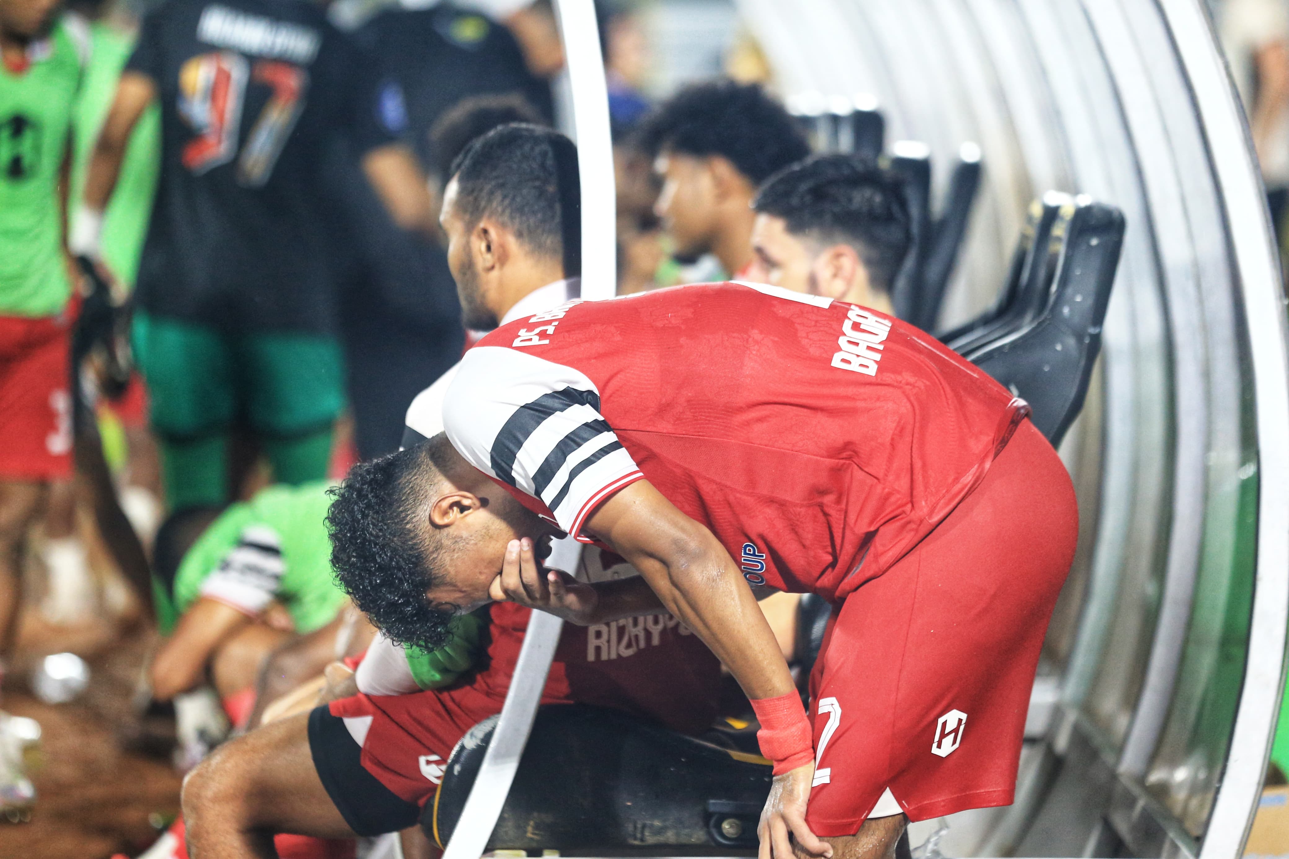 KALAH: Pemain Barito Putera tertunduk sedih menandai kekalahan menyakitkan dari PSM Makassar dalam laga krusial menuju akhir musim.