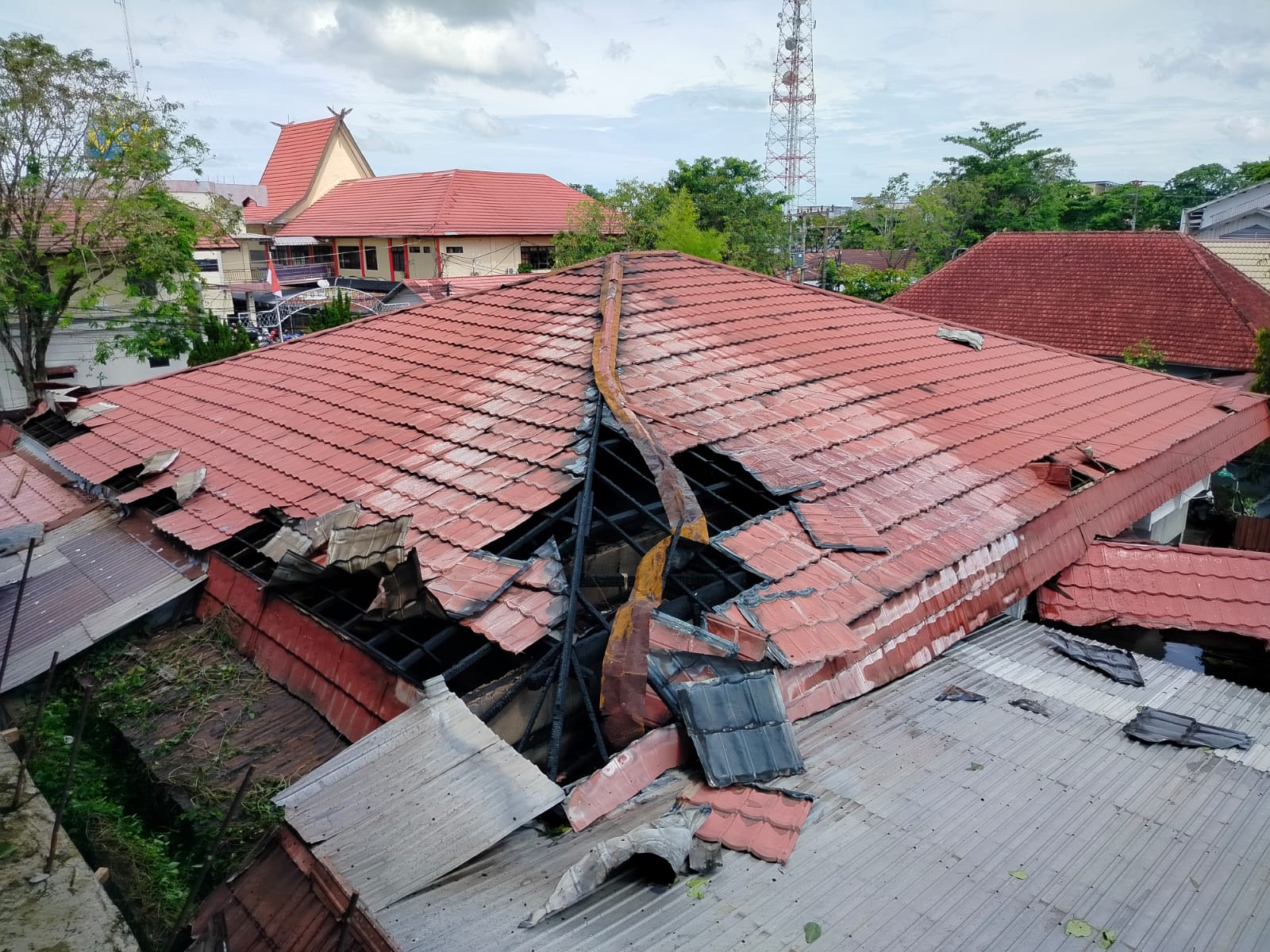 TERBAKAR: Bangunan kantor PT SSI menyisakan puing setelah dilalap si jago merah.