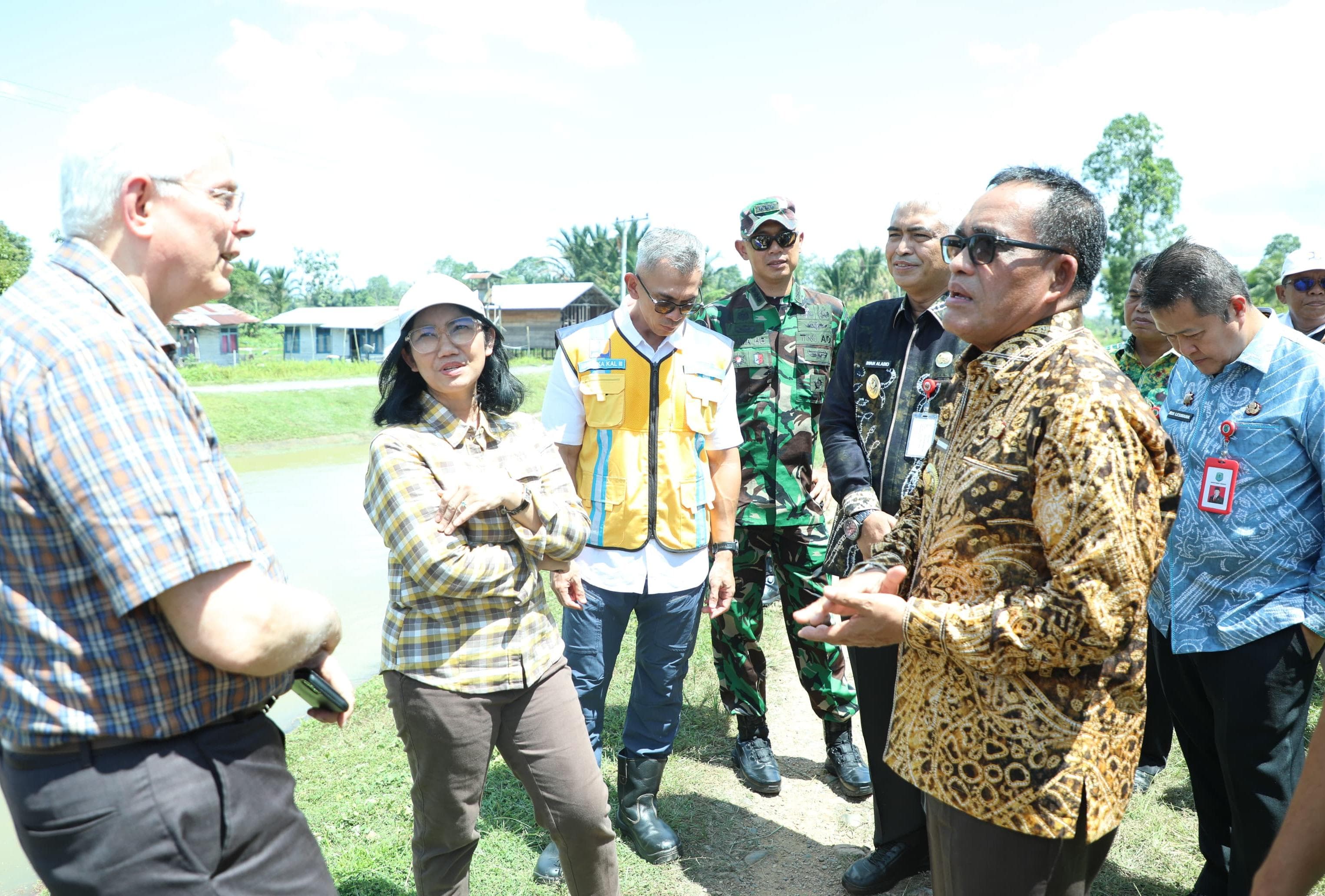 KUNJUNGAN: Bupati Kabupaten HSU H Sahrujani (kanan) mendampingi Dirjen Lahan dan Irigasi Kementan RI, kunjungi Polder Alabio di Kecamatan Sungai Pandan.