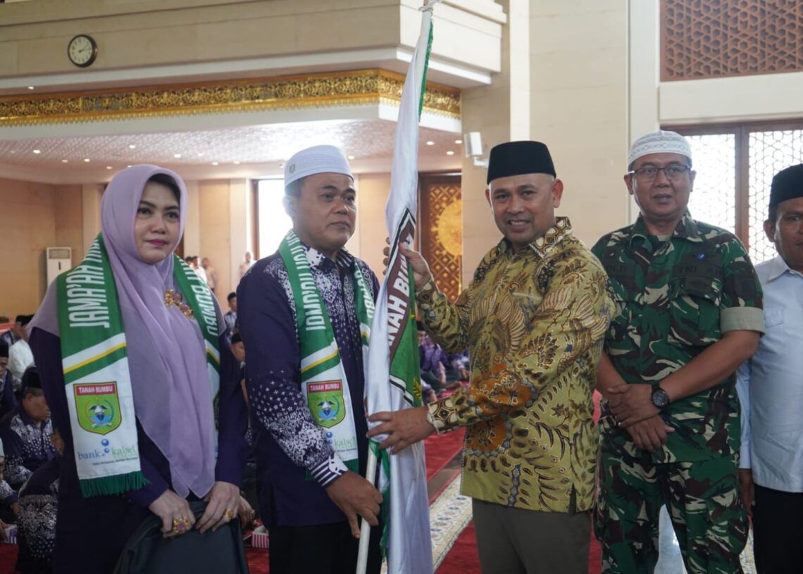 PELEPASAN: Wakil Bupati Tanah Bumbu melepas secara resmi 196 jemaah calon haji di Masjid Agung Al-Falah, Simpang Empat. (Foto: Kesra Tanah Bumbu untuk Radar Banjarmasin)