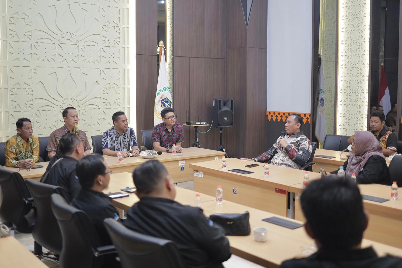 STUDI KOMPARASI: Sekretariat DPRD Kalsel bersama wartawan anggota Press Room DPRD Kalsel melakukan studi komparasi ke DPRD DKI Jakarta, Jumat (23/5). (Foto: Muhammad Oscar Fraby/Radar Banjarmasin)
