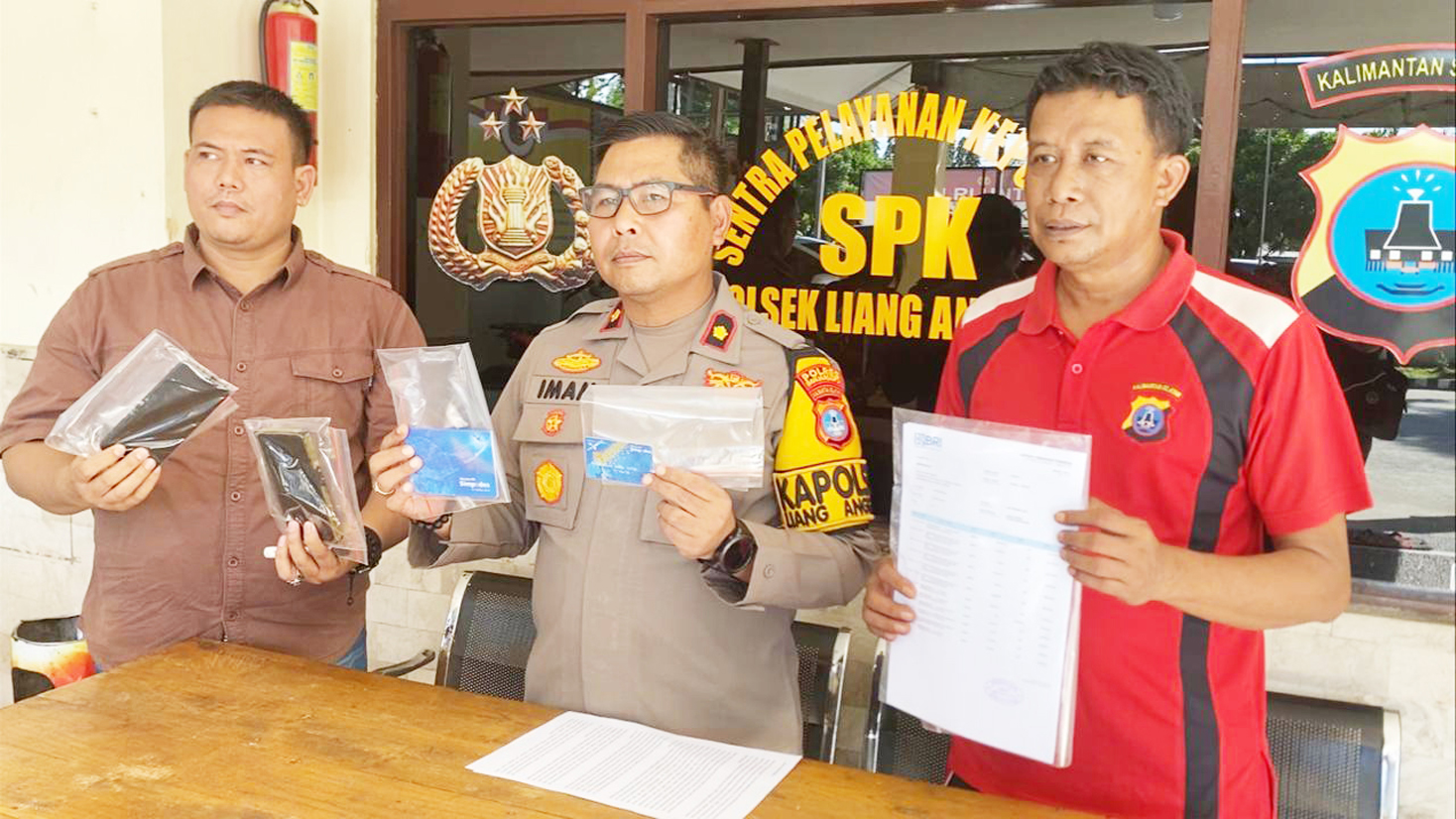 BARBUK: Kapolsek Liang Anggang, Kompol Imam Suryana (tengah) saat memperlihatkan barang bukti kasus penipuan dan penggelapan melalui marketplace, yang dilakukan seorang napi di Lapas Kelas IIB Tanjung