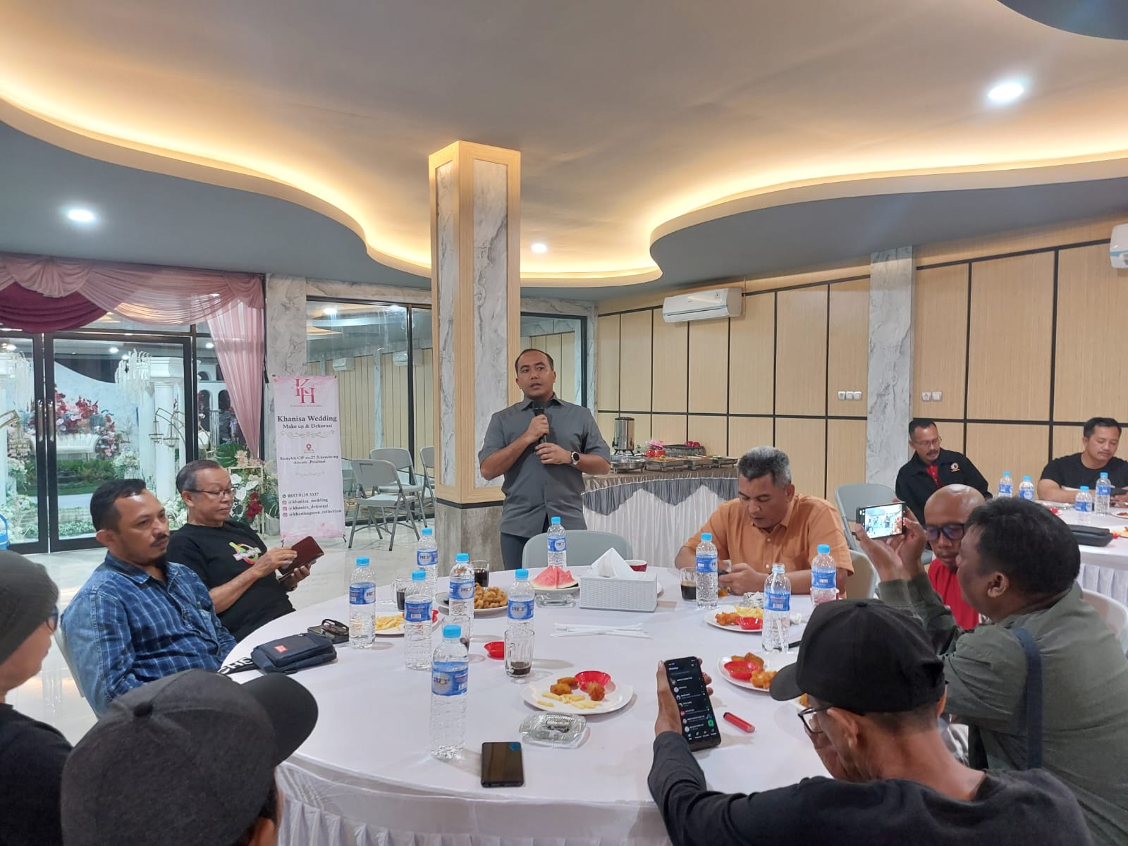 SANTAI:Kapolres Tala, AKBP Ricky Boy Siallagan memberikan sambutan pada acara silaturahmi bersama awak media yang bertugas di Kabupaten Tala.(Foto:Norsalim Yahya/Radar Banjarmasin)