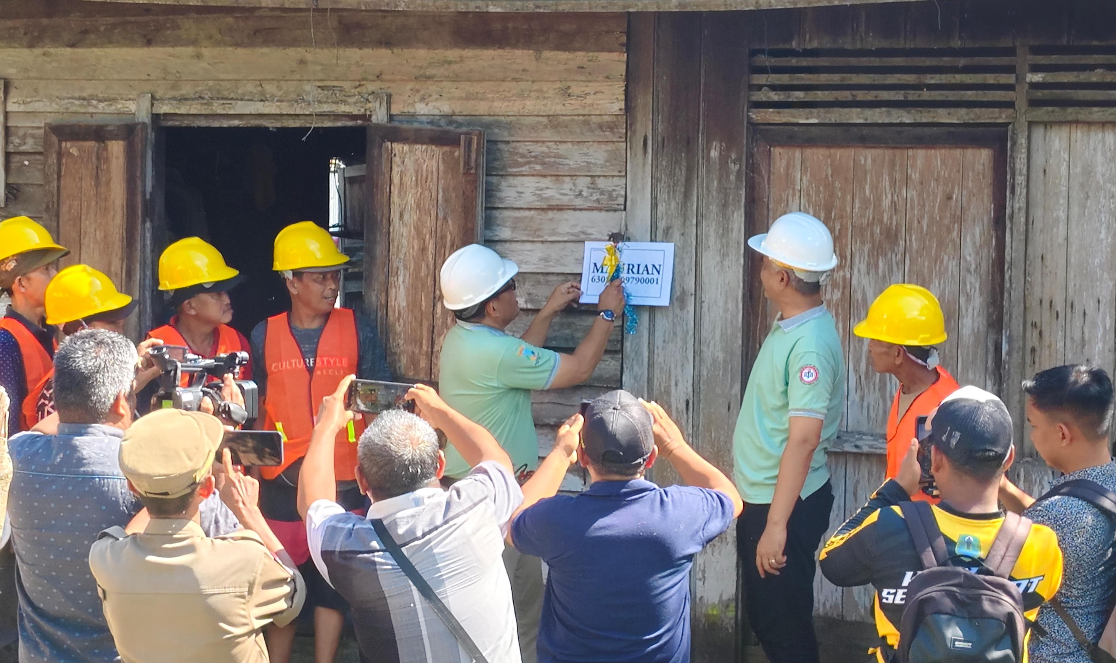 MOMEN:Bupati dan Wakil Bupati Kabupaten HSU, H Sahrujani dan Hero Setiawan ketok palu menandai dimulainya PK- RTLH di Desa Jalan Lurus, Kecamatan Sungai Pandan, Sabtu (24/5/2025).(Foto:M Akbar)