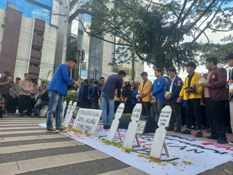 MENOLAK LUPA: Peringatan tragedi Jumat Kelabu kembali digelar di Banjarmasin, kemarin.