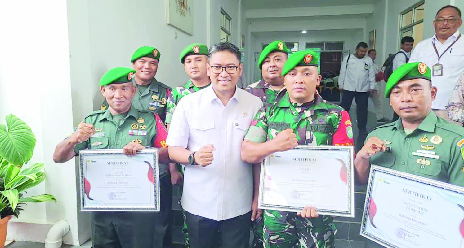 BANGGA: Sertu Pahruraji Babinsa (kiri depan) raih penghargaan dari Kementan RI. (Foto: Istimewa untuk Radar Banjarmasin)
