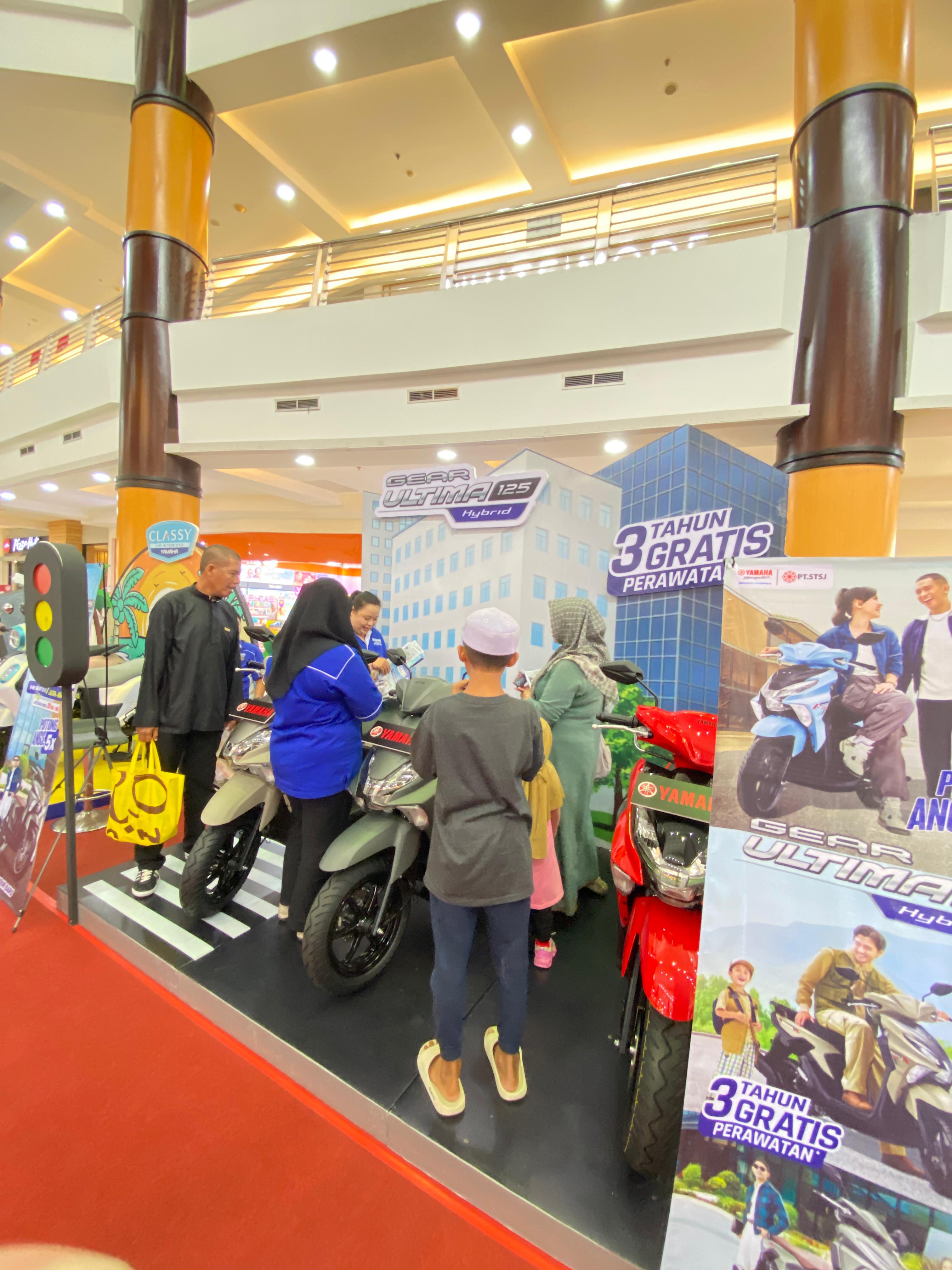 ANTUSIAS: Sejumlah pengunjung Duta Mall Banjarmasin melihat dari dekat Yamaha Gear Ultima, Sabtu (24/5/2025).(Foto-foto:Fauzan Ridhani/Radar Banjarmasin)