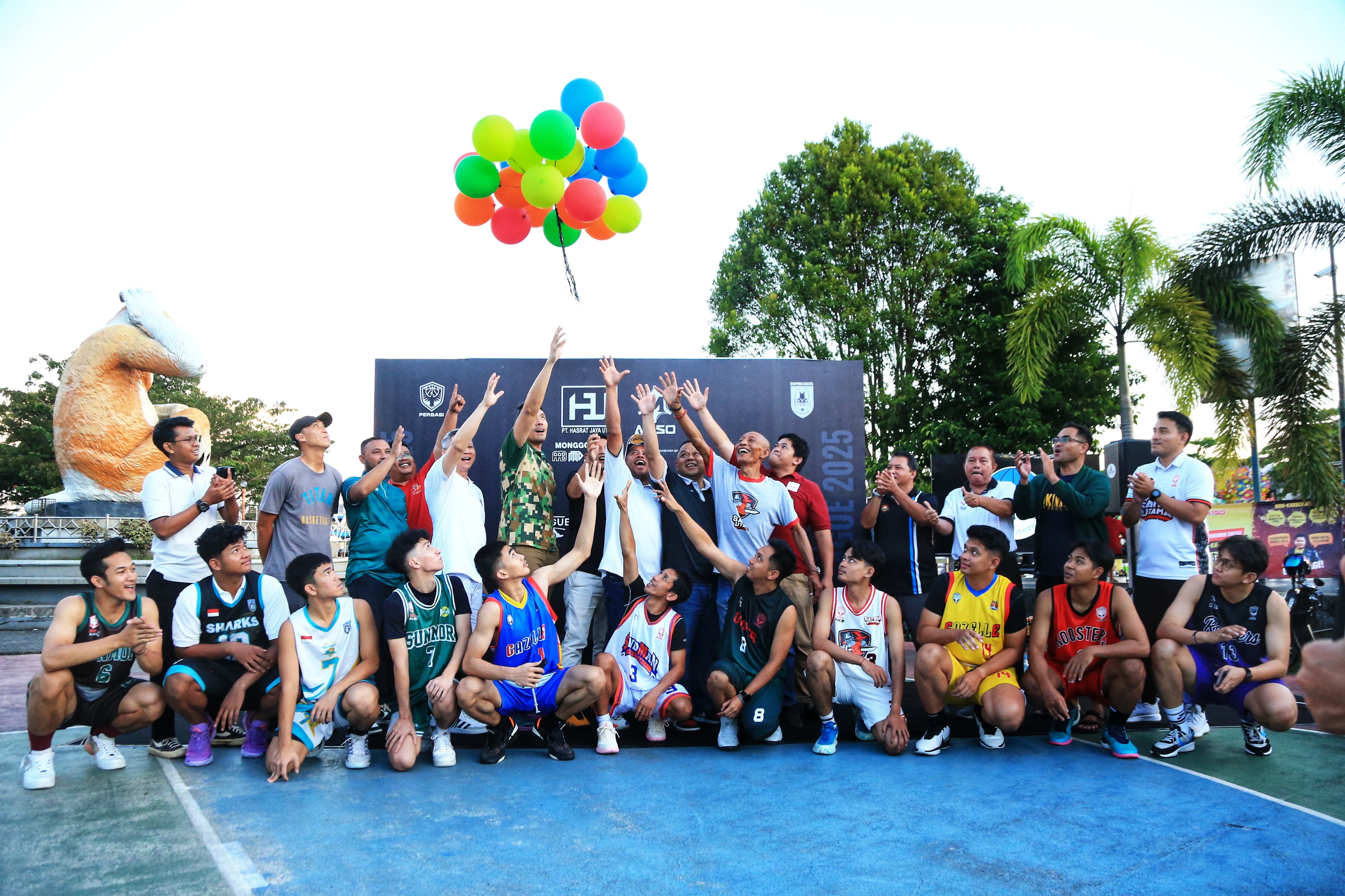 DIMULAI: Ketua Panitia KS League 2025, Oky Chandra, didampingi perwakilan klub peserta, melepas balon ke udara sebagai simbol dimulainya kompetisi di Siring Bekantan, Banjarmasin, Sabtu (24/5/2025).