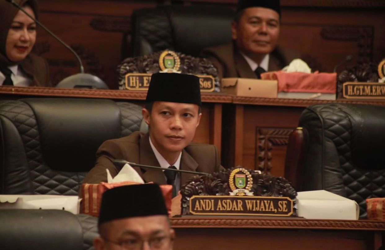 MENYIMAK: Andi Asdar Wijaya saat mengikuti pelantikan anggota DPRD Tanah Bumbu tahun 2024. (Foto: Andi Asdar Wijaya untuk Radar Banjarmasin)