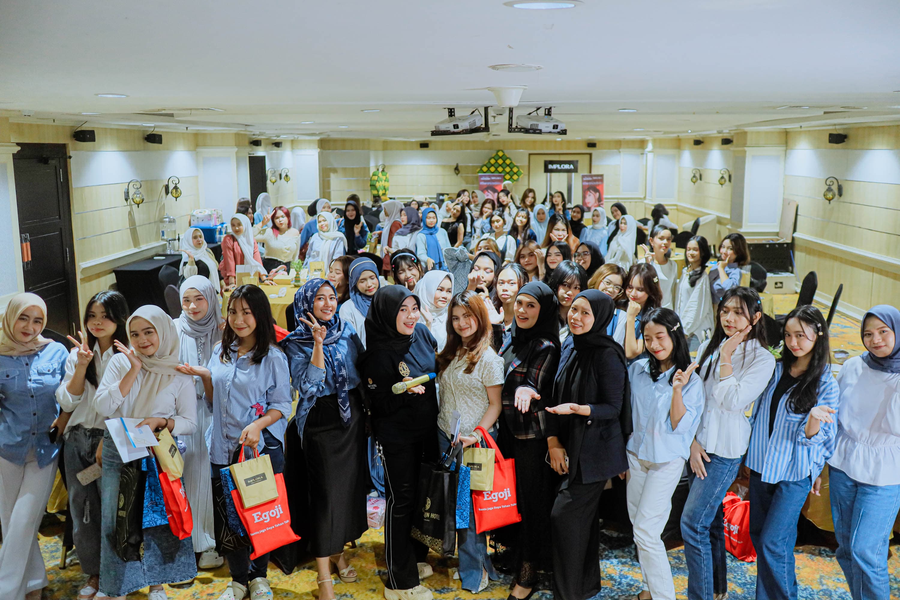 POTENSIAL: Grand Qin Hotel dan Implora sukses menggelar kompetisi make up antar pelajar SMA/SMK se-Kalsel, Sabtu (24/5).(foto: Grand Qin Hotel Banjarbaru)