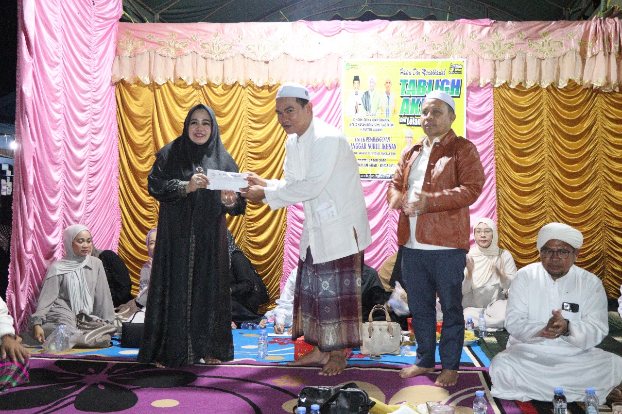 KEGIATAN KOLEKTIF:Bupati Tapin, H Yamani bersama Ketua TP PKK Tapin, Hj Faridah menghadiri tablig akbar dan lelang amal di Desa Batu Ampar Kecamatan Piani, Sabtu (24/5/2025).