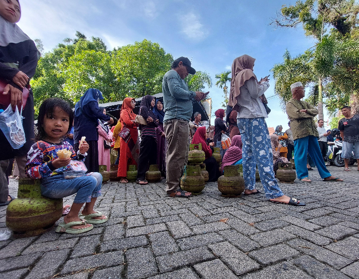 Antrean pembeli tabung gas LPG 3 kilogram dalam operasi pasar murahdi HST, beberapa waktu lalu. (Jamaluddin/Radar Banjarmasin)