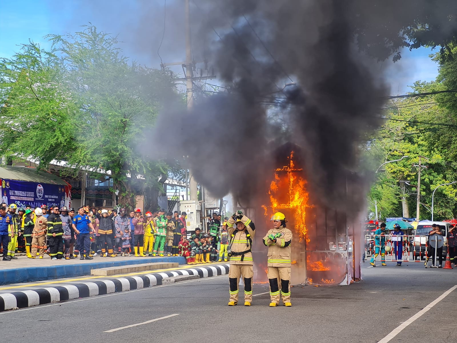 SIMULASI: Relawan damkar tengah memeragakan simulasi pemadaman dalam Apel Kesiapsiagaan Nasional di Balai Kota, Sabtu (24/5).