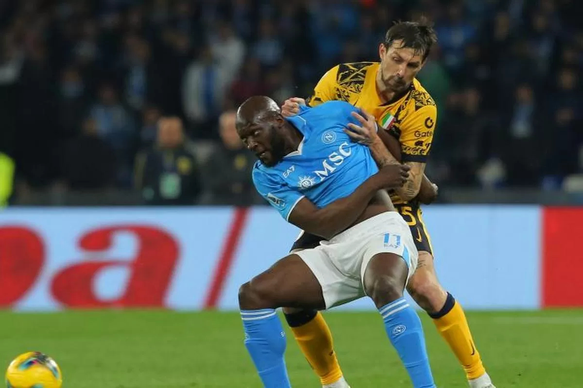 MERAIH: Kerinduan Romelu Lukaku terobati setelah membawa Napoli meraih gelar juara Liga Italia musim ini. (AFP)