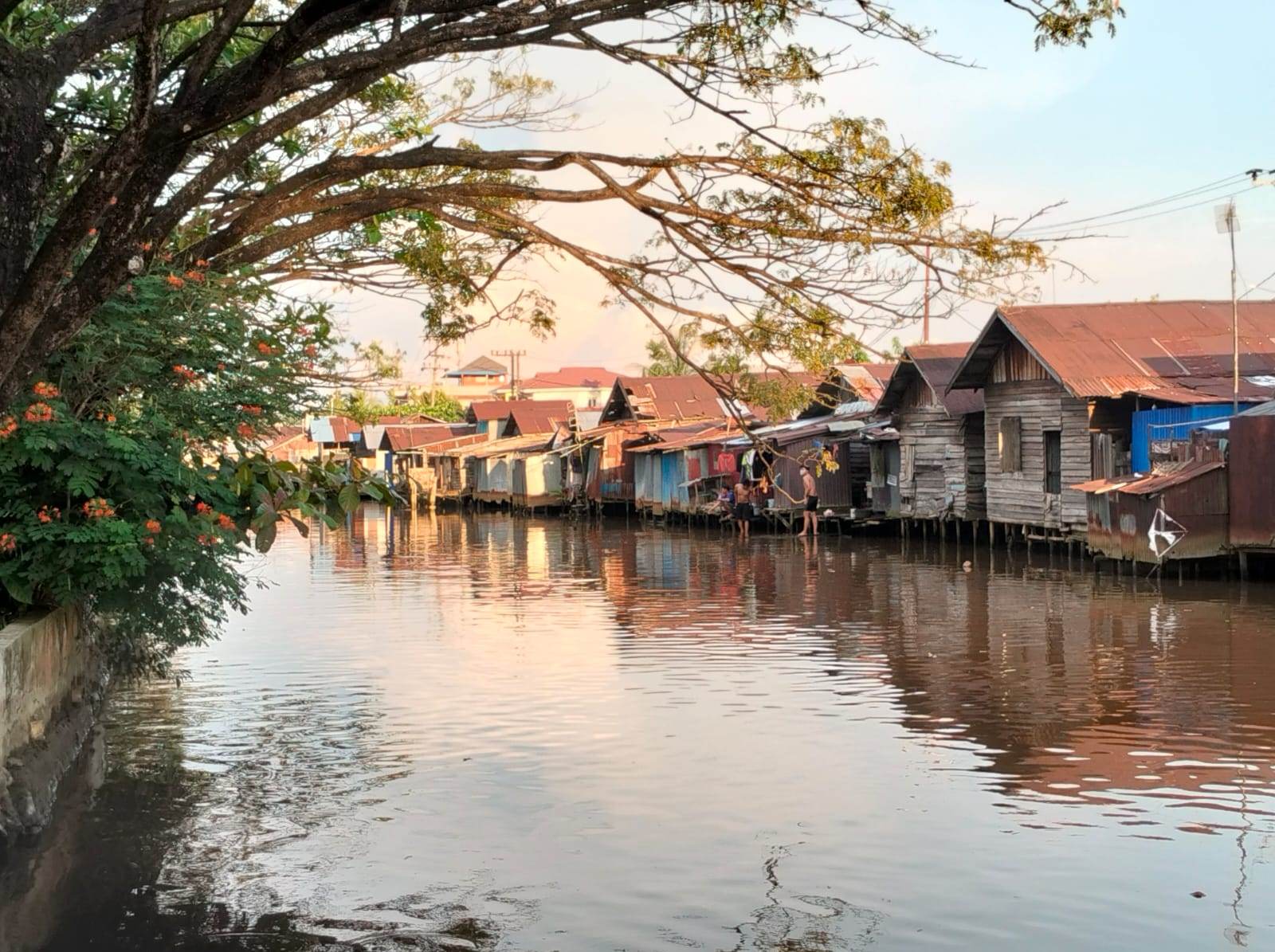 TENANG: Sungai Jafri Zamzam yang tenang. Warga diminta untuk tidak mandi dan berenang di sini sampai situasi dinyatakan aman.