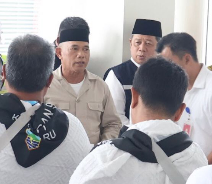 PELEPASAN: Bupati Kotabaru, H Muhammad Rusli memberikan arahan untuk jamaah calon Haji Kotabaru yang akan berangkat di Bandara Syamsudin Noor.(Foto:Prokopim Setda Kotabaru)