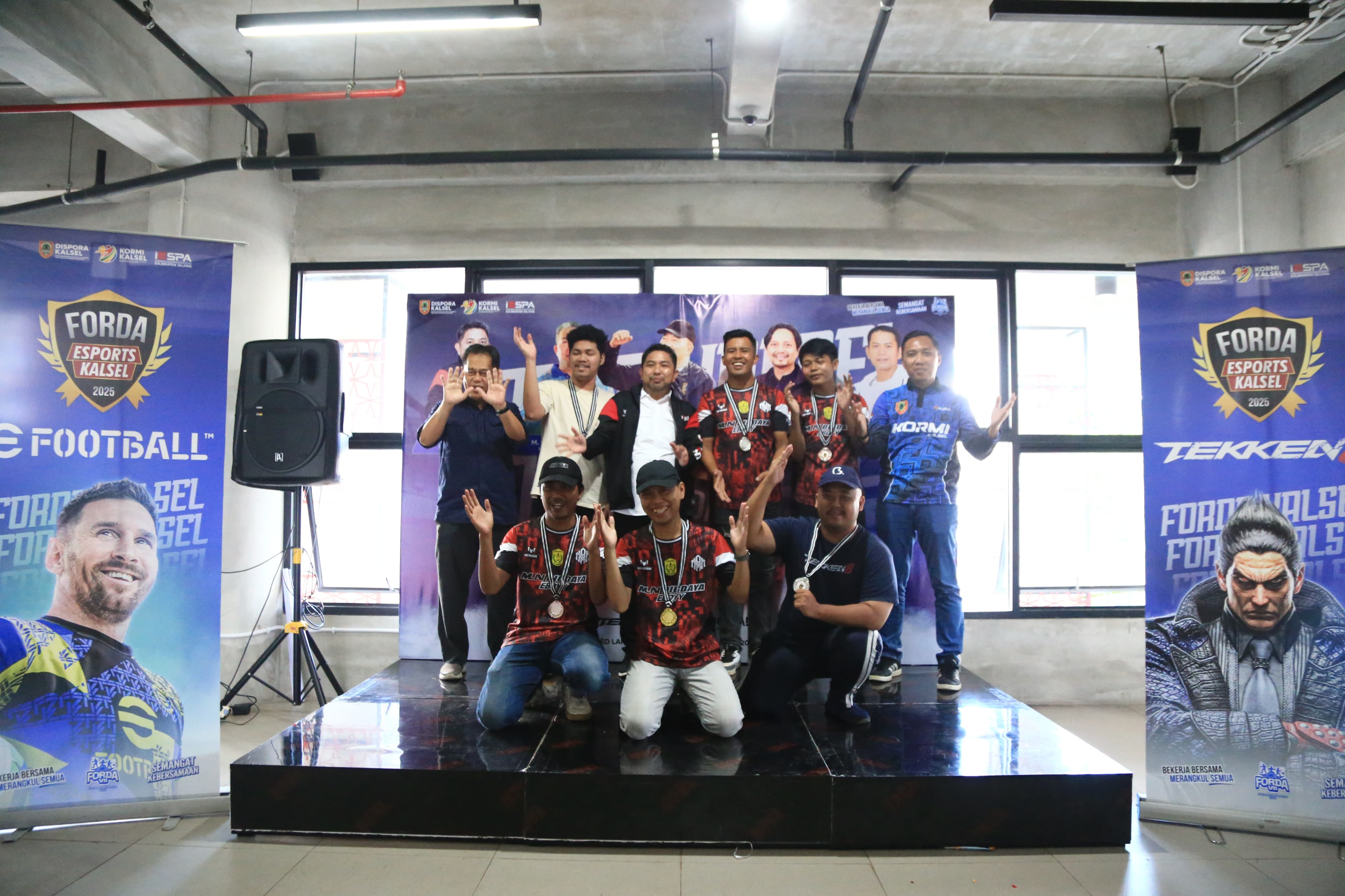 MEDALI: Para peraih medali eFootball Mobile dan Tekken 8 foto bersama usai pengalungan medali FORDA Kalsel VII Inorga IESPA di Red Lane Coffee & Space, Minggu (25/5/2025) siang.