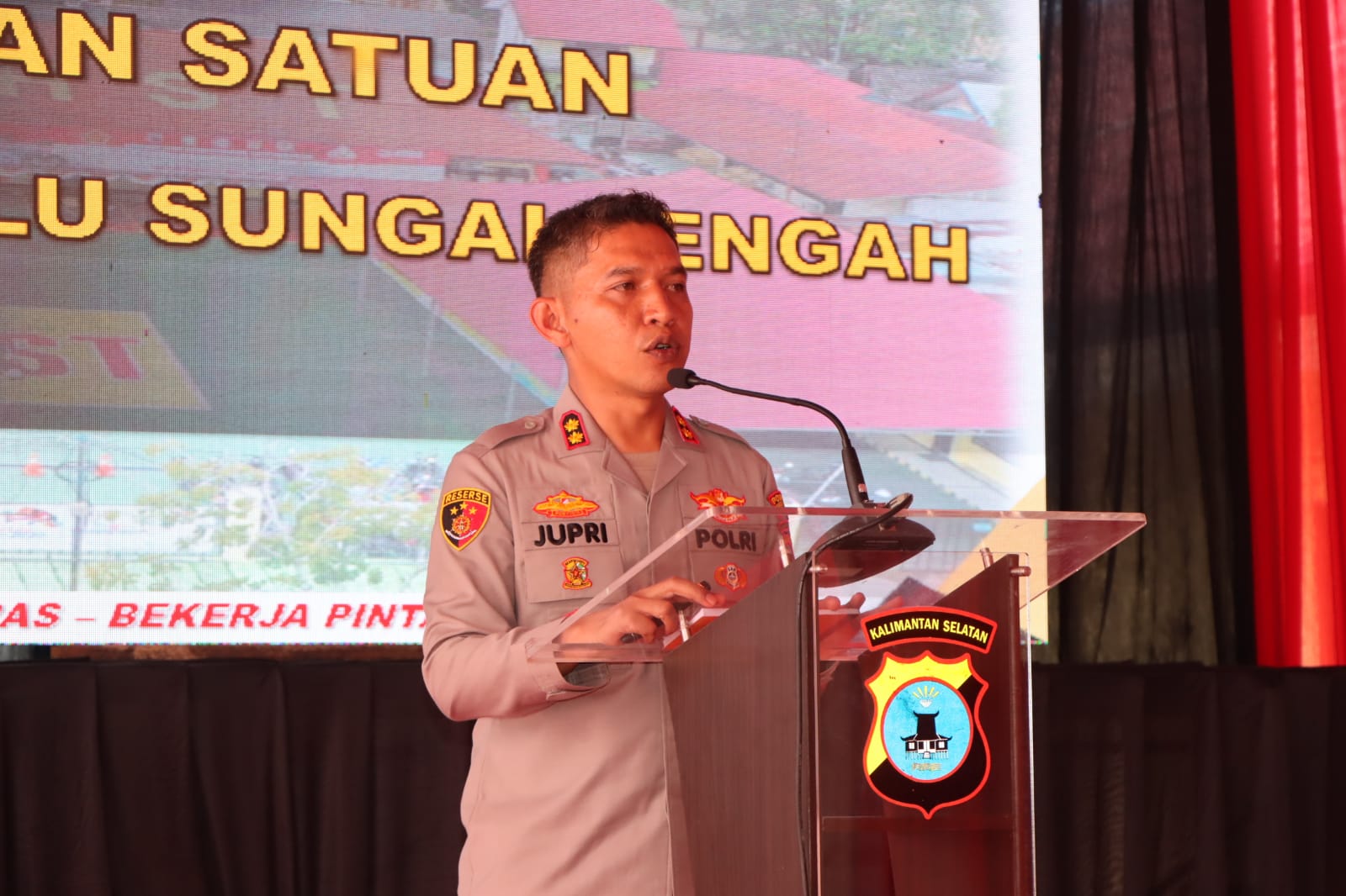PAPARAN: Kapolres HST, AKBP Jupri JHP Tampubolon memberikan pemaparan saat kunjungan Kapolda Kalsel Irjen Rosyanto Yudha Hermawan, Sabtu (25/5/2025). (Foto: Humas Polres HST)