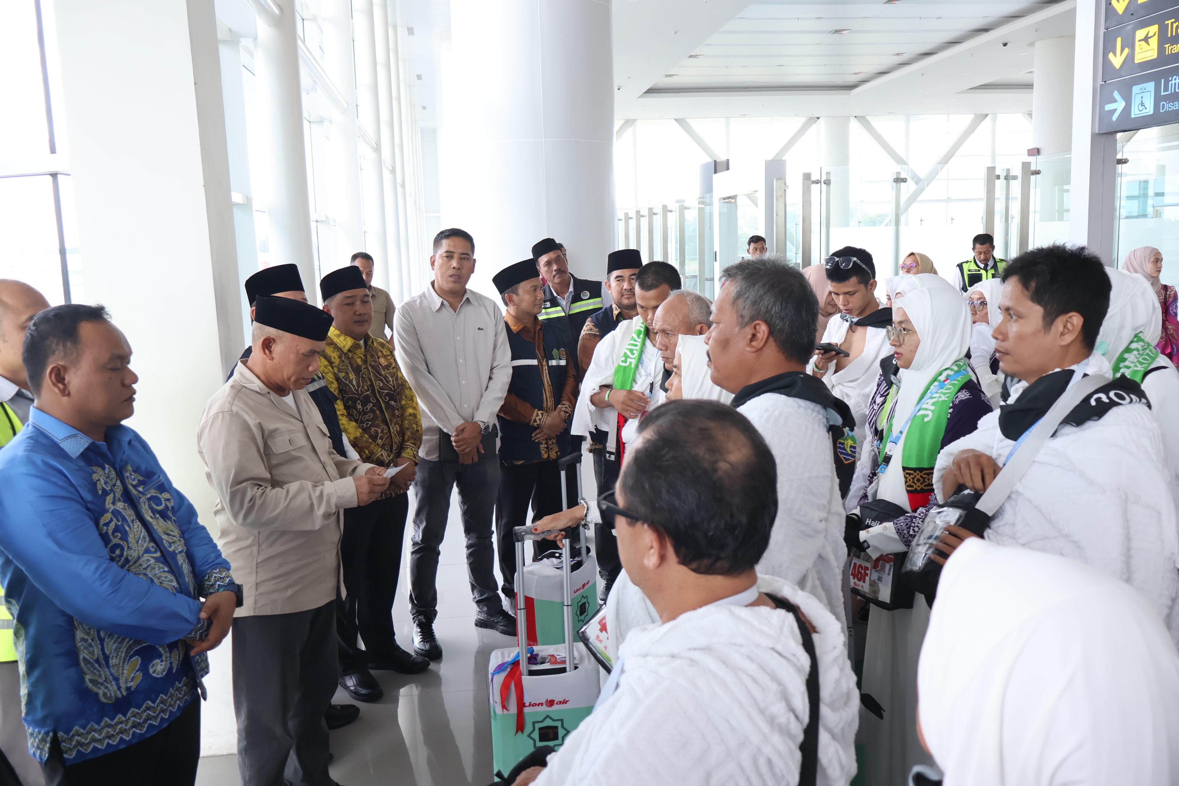 KHITMAD: Bersama Pimpinan DPRD, Bupati Kotabaru H Muhammad Rusli bertemu dengan jamaah haji Kotabaru di Bandara Syamsudin Noor.(Foto:Prokopim Setda Kotabaru)