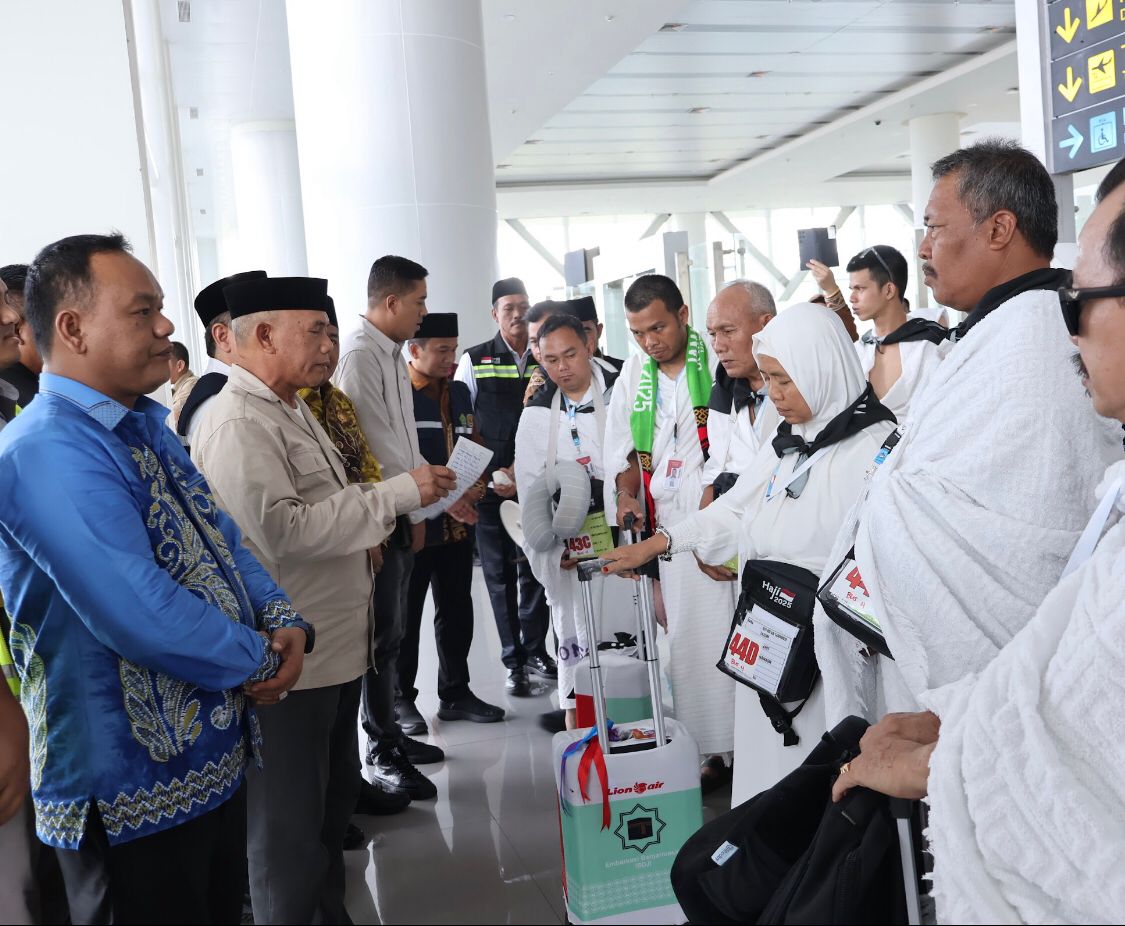 MENDOAKAN:Awaludin (baju Sasirangan), Wakil Ketua DPRD Kotabaru turut mendampingi Bupati Kotabaru, HM Rusli melepas Jamah Calon Haji Kotabaru di Bandara Syamsudin Noor, Minggu (25/5/2025).