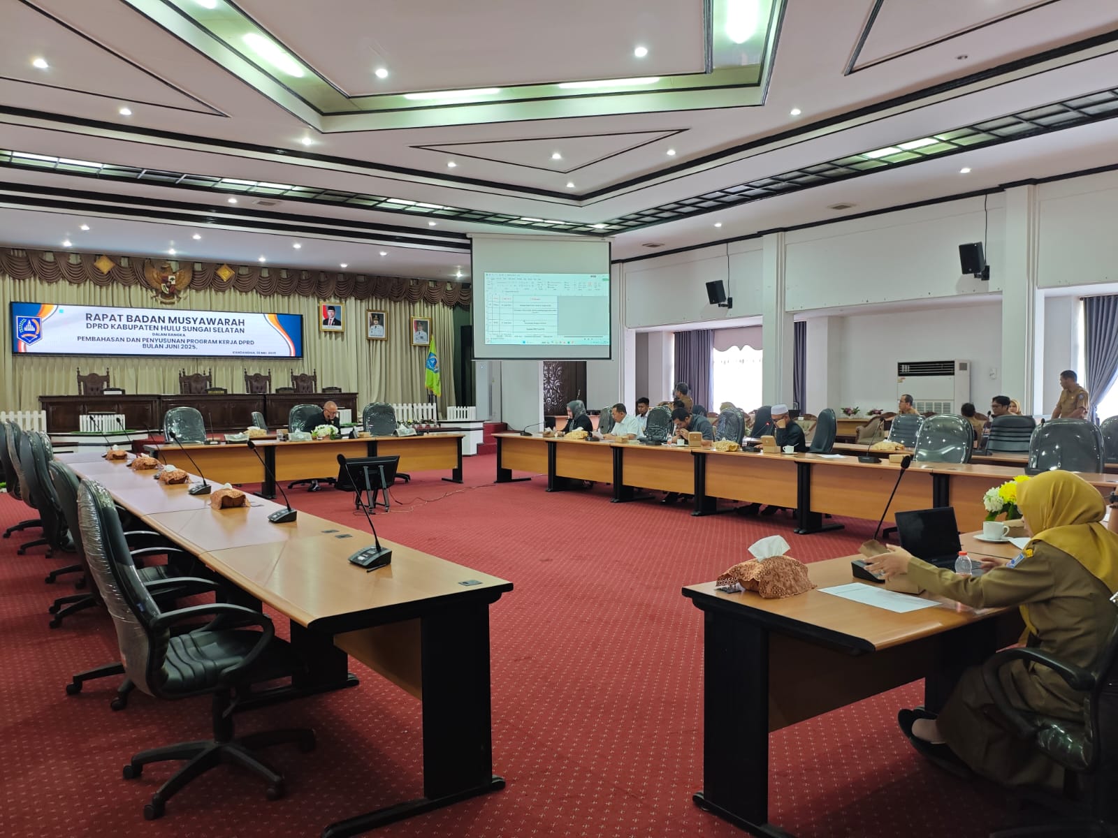 RAPAT:Wakil Ketua II DPRD HSS, Muhammad Kusasi memimpin rapat Banmus penyusunan program kerja bulan Juni bersama eksekutif.(Foto:Salahudin/Radar Banjarmasin)