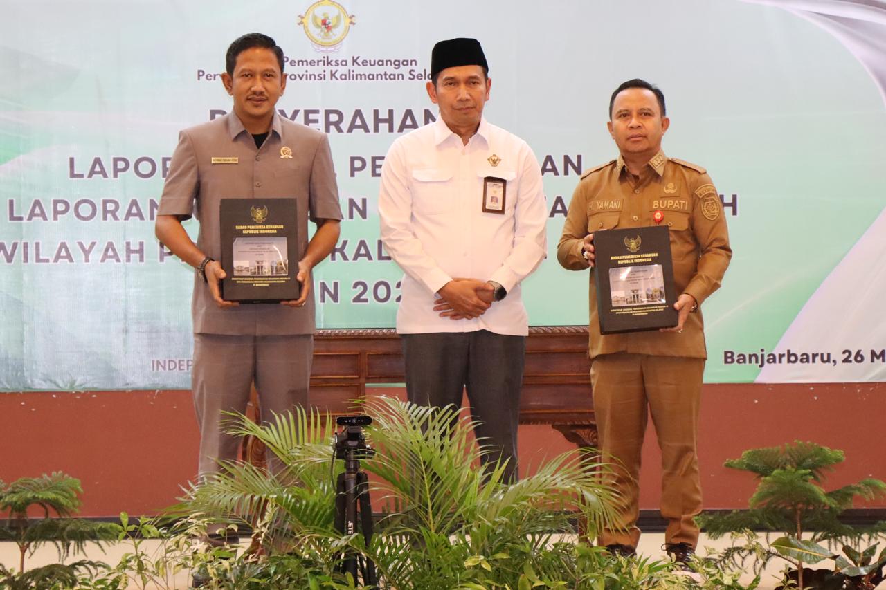 MEMBANGGAKAN:Bupati Kabupaten Tapin, H Yamani (kiri) didampingi Ketua DPRD Tapin, Ahmad Riduan Syah menerima Opini WTP dari BPK RI untuk Kabupaten Tapin di Banjarbaru, Senin (26/5/2025).