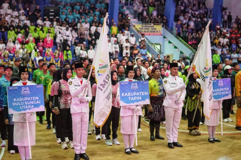 SEMANGAT: Kontingen Tapin tampil semangat saat mengikuti defile pembukaan FORDA Kalsel 2025 di GOR Hasanuddin HM, Banjarmasin, Jumat (23/5).