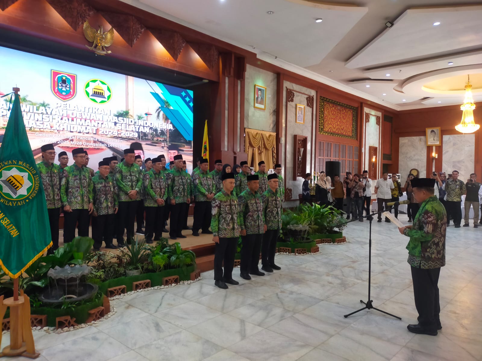 DIKUKUHKAN: Ketua PP DMI, Jusuf Kalla melantik PW DMI Kalsel yang diketuai H Anwar Hadimi di Mahligai  Pancasila, Banjarmasin, Senin (26/5/2025).