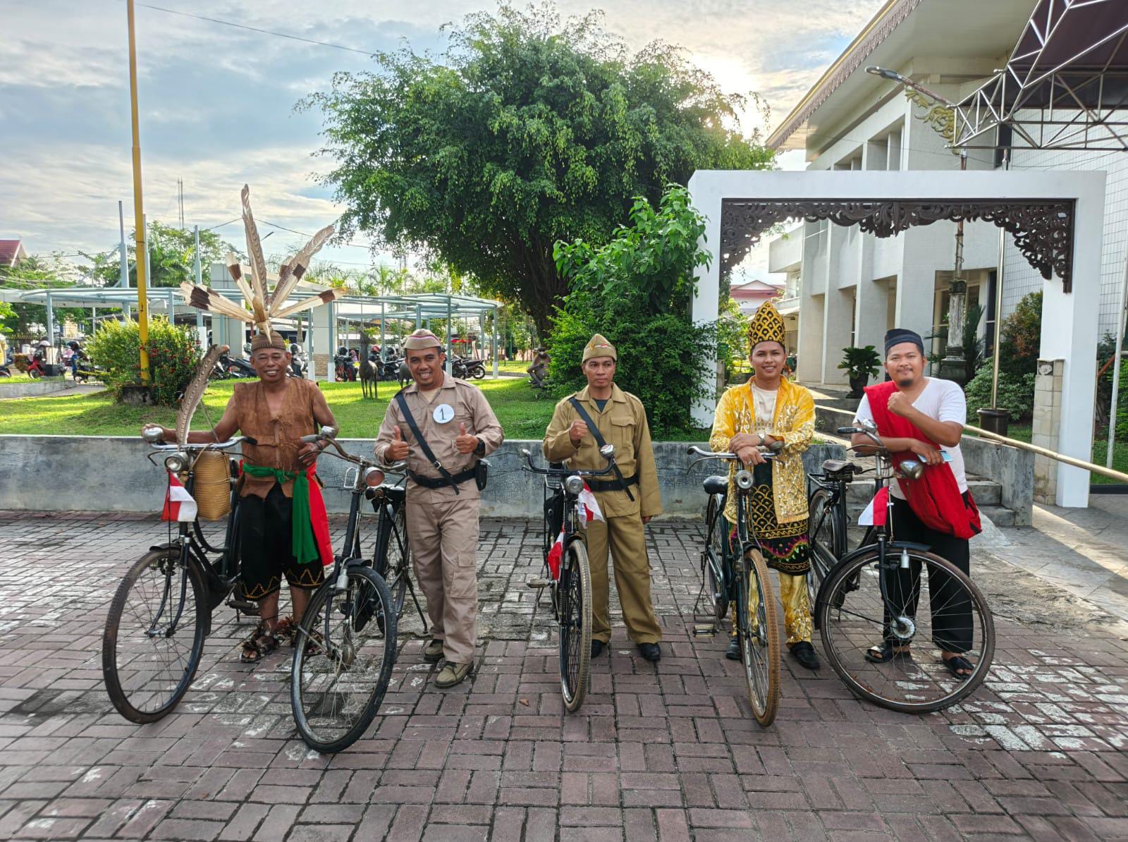 Atlet Komunitas Sepeda Tua Indonesia (KOSTI) Kabupaten Balangan berfoto bersama usai meraih medali emas Festival Olahraga Rekreasi Daerah (FORDA) VII. (El untuk Radar Banjarmasin)