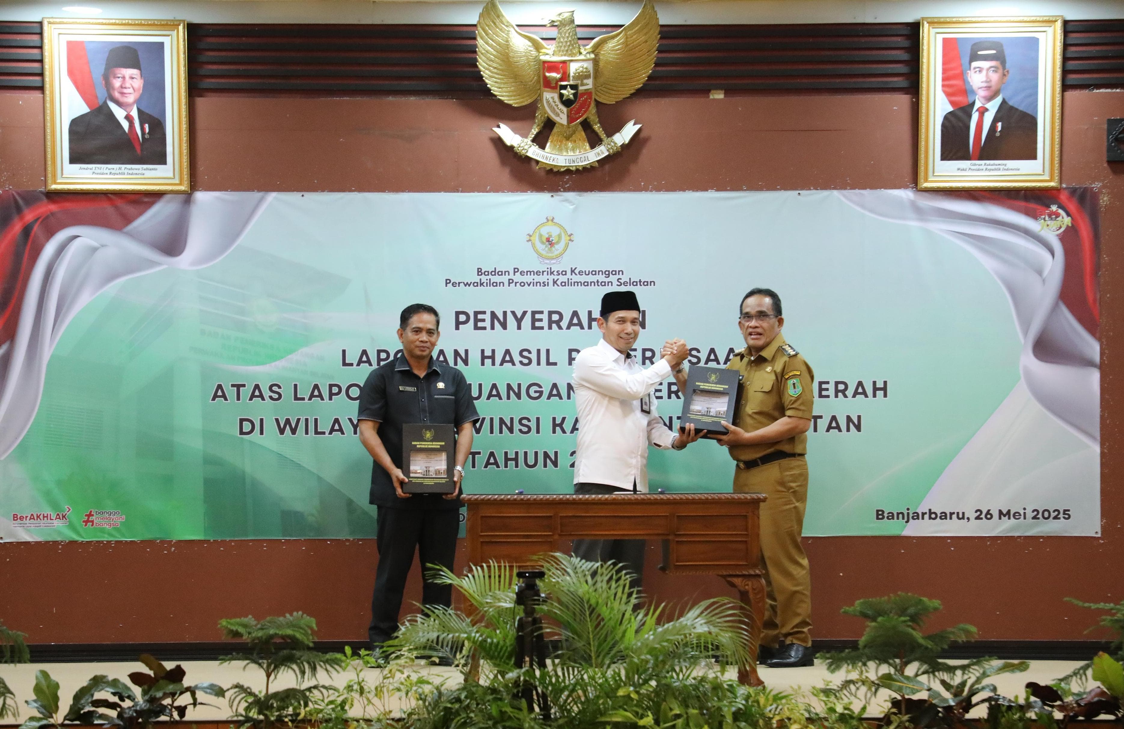 RAIH WTP:Bupati Kabupaten HSU, H Sahrujani menerima Laporan Hasil Pemeriksaan (LHP) atas Laporan Keuangan Pemerintah Daerah Tahun 2024 dari BPK Perwakilan Kalsel di Kota Banjarbaru.