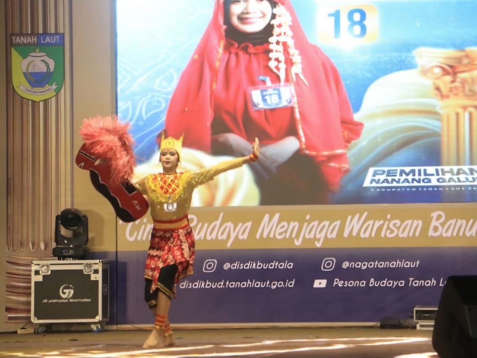 DIBUKA : Salah satu peserta Naga Tala 2024 menampilkan bakatnya pada malam adu bakat. (Foto : Diskominfostasan Tala untuk Radar Banjarmasin)