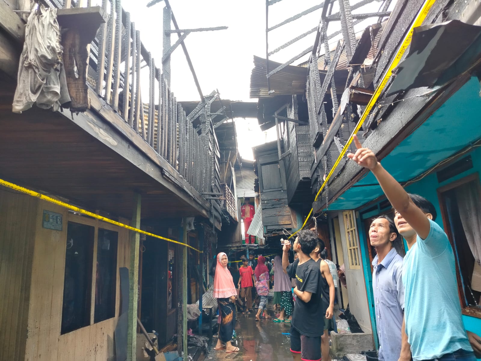 TERBAKAR:Warga masing-masing melihat kondisi rumah mereka usai berhasil dipadamkan oleh relawan damkar.//maulana