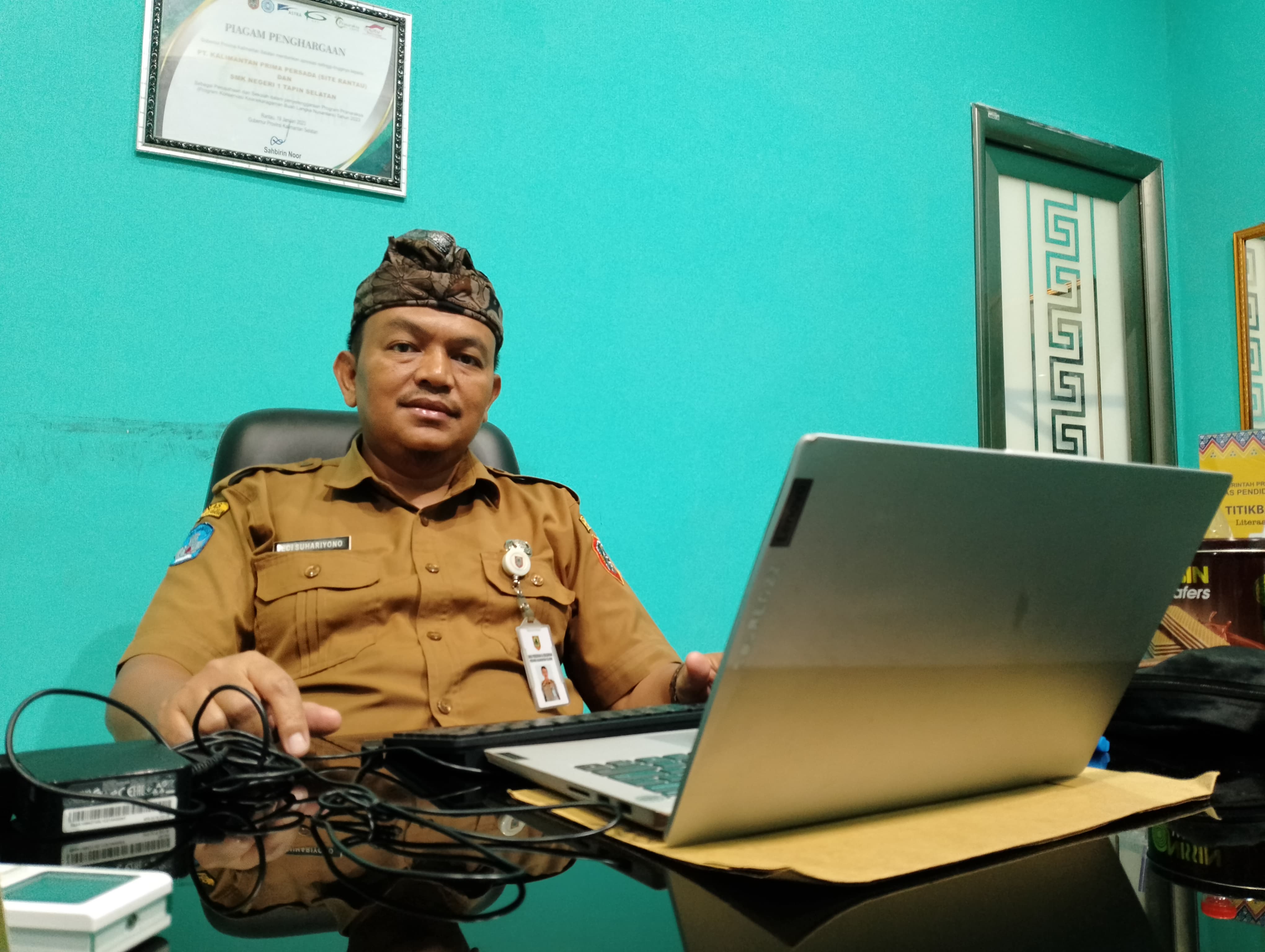 BERI KLARIFIKASI: Kepsek SMKN 1 Tapin Selatan memberikan tanggapan terkait viralnya video kelulusan sekolah.