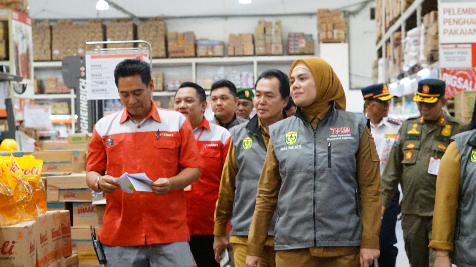MENINJAU: Wakil Wali Kota Banjarmasin, Ananda, bersama Tim Pengendali Inflasi Daerah (TPID) memantau harga dan stok bahan pokok di Lotte Grosir Banjarmasin pada Selasa (5/5/2025) menjelang Hari Raya I