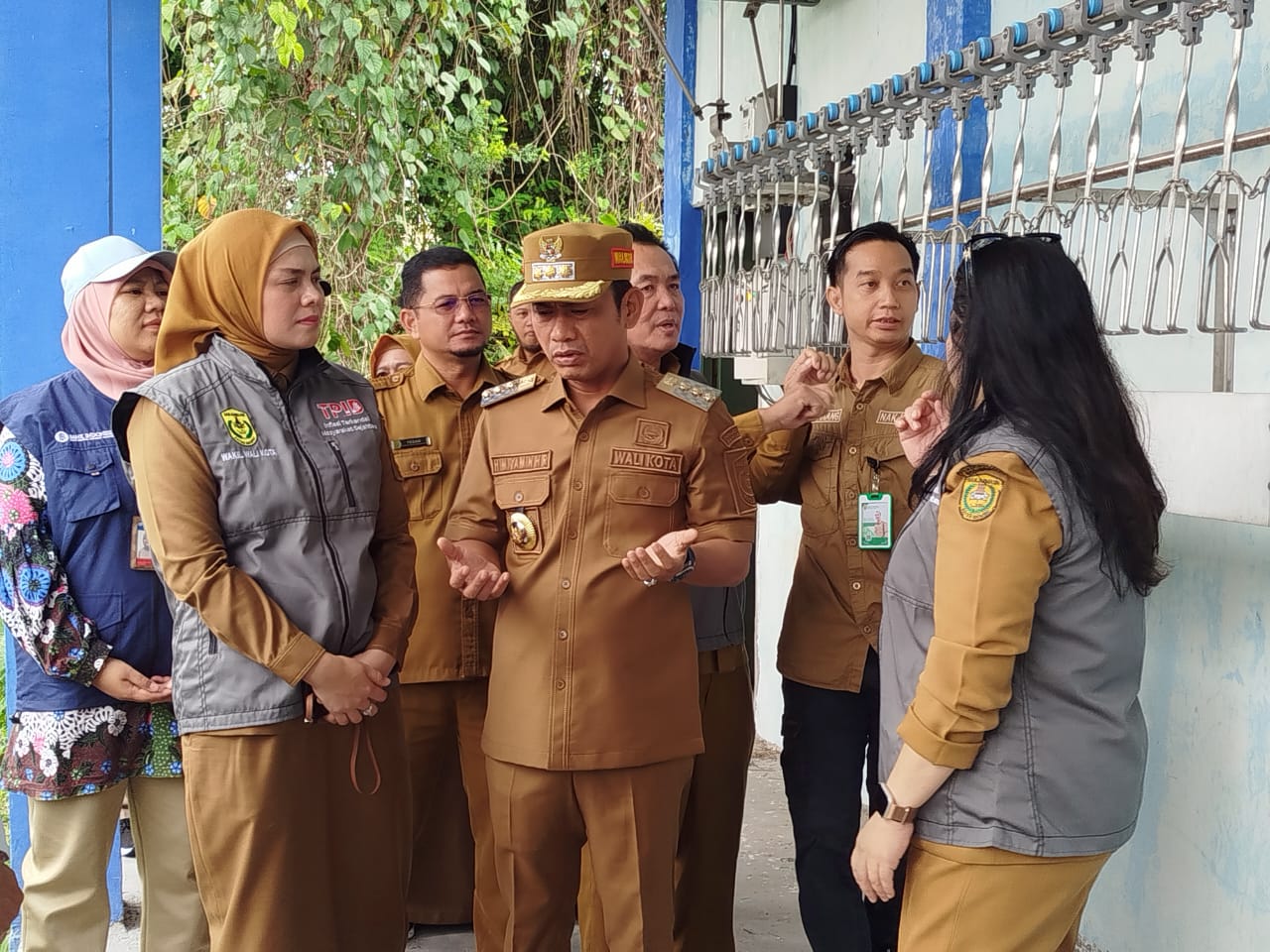 MENCARI SOLUSI: Wali Kota, Muhammad Yamin (tengah), bersama jajaran pejabat Pemko Banjarmasin meninjau fasilitas di Rumah Potong Unggas (RPU) modern di RPH Basirih, Selasa (27/05). Kunjungan ini bertu