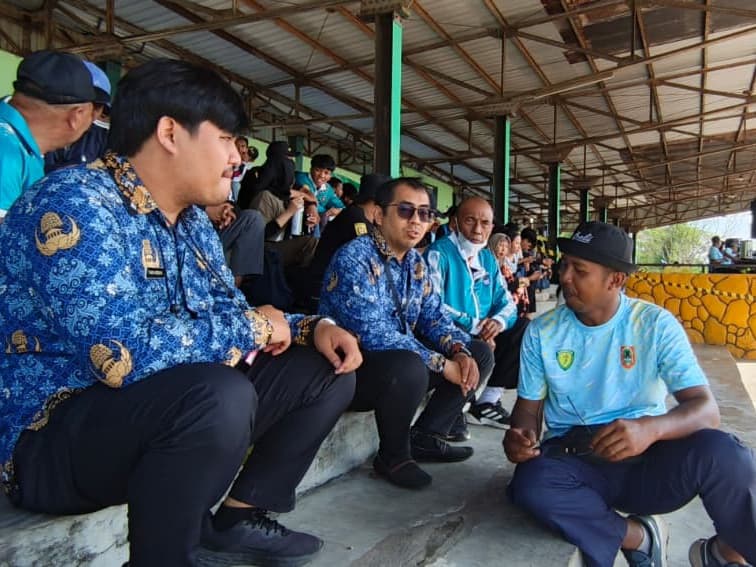 PANTAU:Tim Dispora Kalsel bersama konsultan UPI Bandung meninjau sesi latihan atlet sebagai evaluasi program pembinaan SPOPD di Banjarmasin.(Foto:M Idris Jian Sidik)