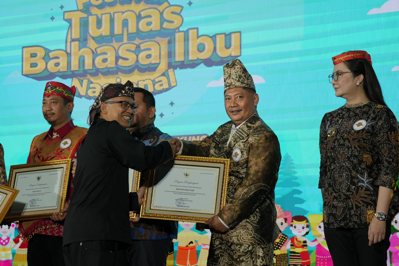 PENGHARGAAN:Bupati Kabupaten HST, Samsul Rizal menerima penghargaan dari Kemdikdasmen di Jakarta, Senin (26/5/2025).
