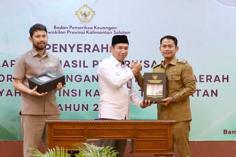 TERIMA LHP:Wali Kota Banjarmasin HM Yamin HR menerima LHP WTP dari Kepala BPK RI Perwakilan Kalsel, Andriyanto.(foto:Pemko Banjarmasin)