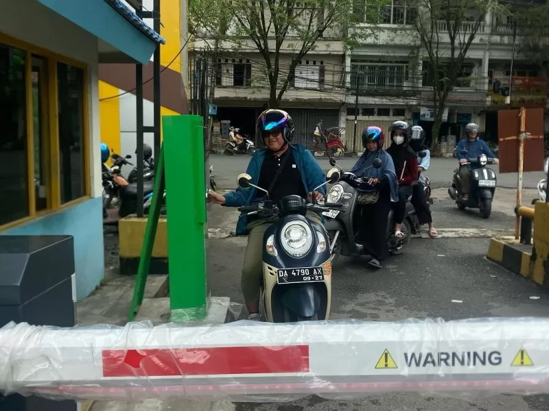 UJI COBA: Dishub Banjarmasin saat menguji coba sistem Smart Parking di kawasan Pasar Sudimampir, akhir Februari 2025.