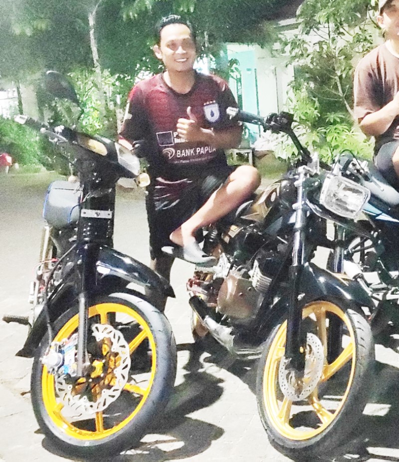TAMPIL KECE: Achfid Solichin bersama dua sepeda motor yang sudah ia modifikasi.
