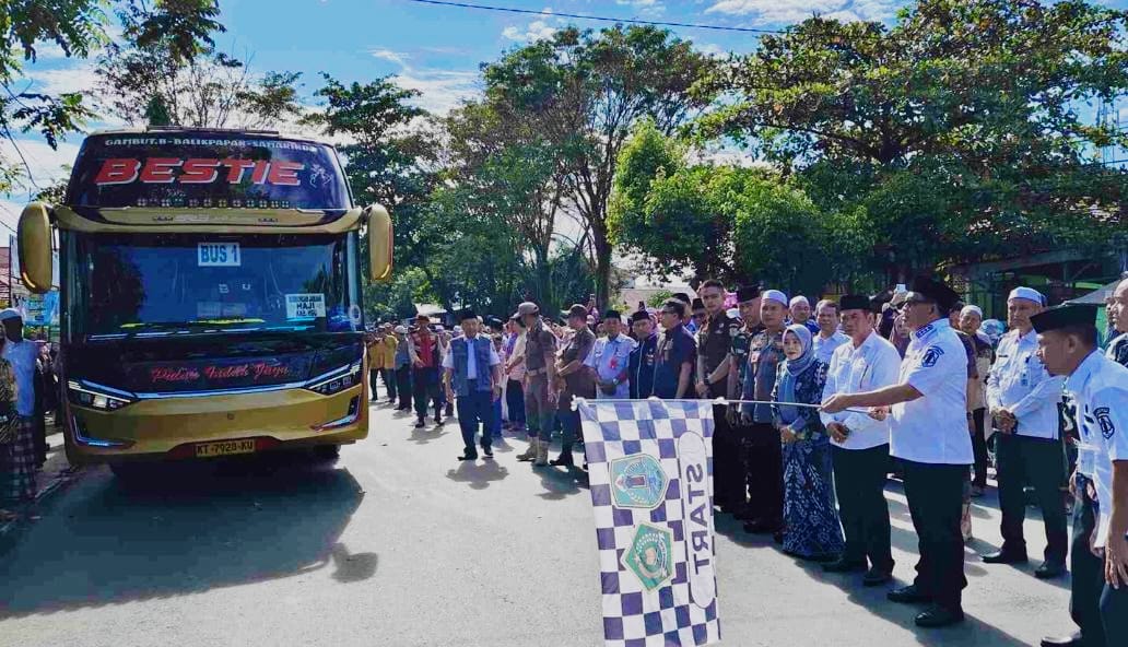 SELAMAT JALAN:Bupati Kabupaten HSU, H Sahrujani melepas rombongan JCH HSU Kloter 13 Embarkasi Banjarmasin di Jalan Empu Jatmika, Rabu (28/5/2025).