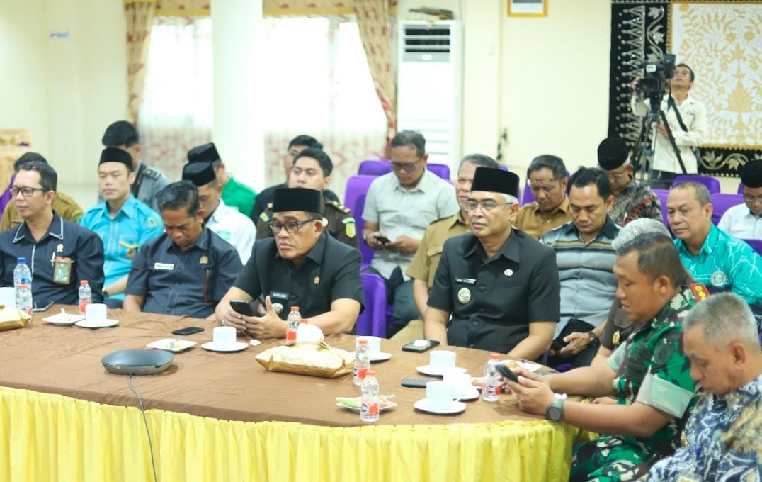 HADIR:Bupati dan Wakil Bupati Kabupaten HSU, H Sahrujani dan Wabup Hero Setiawan ikuti webinar diseminasi tim terpadu P4GN, bersama Kemendagri RI di Mes Negara Dipa, Selasa (27/5/2025).