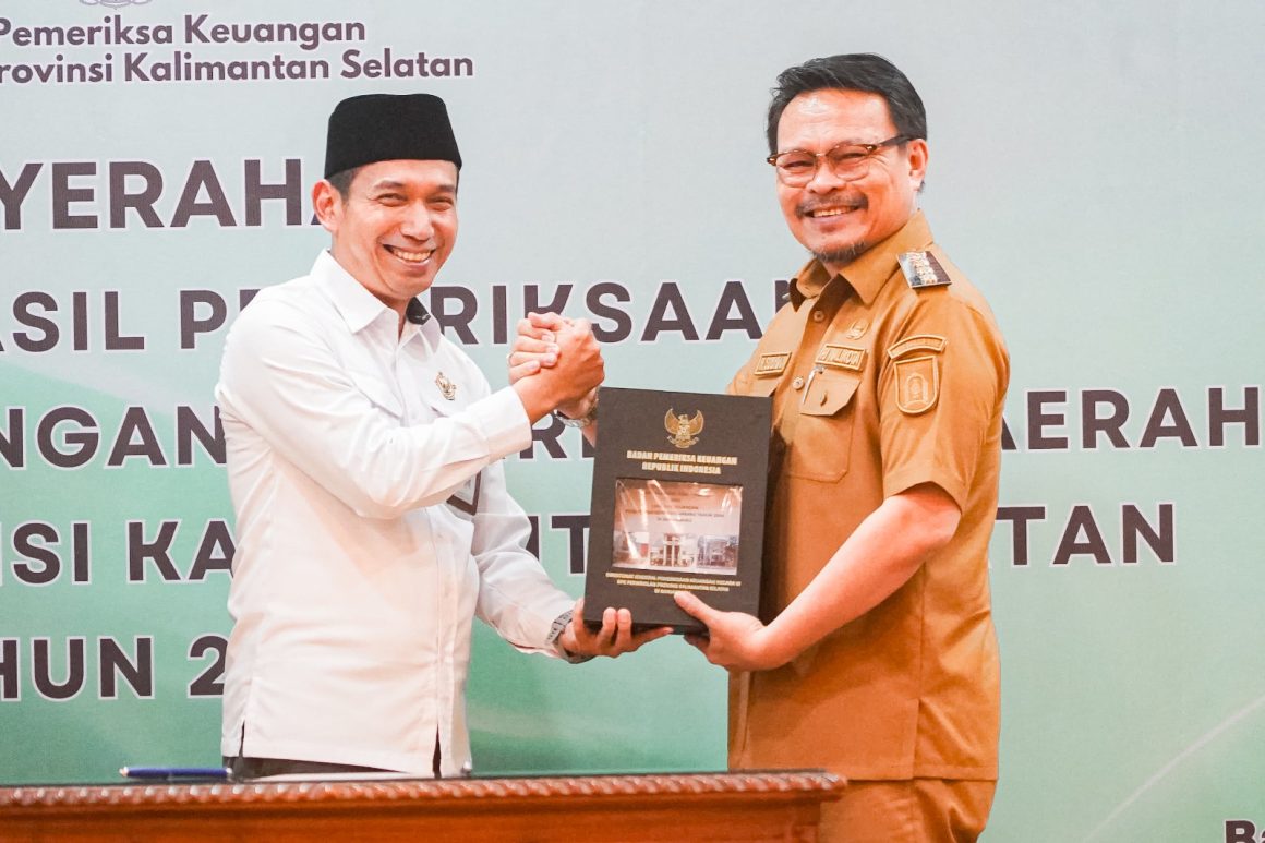 TERIMA LHP:PJ Wali Kota Banjarbaru, Subhan Nor Yaumil menerima LHP atas LKPD Tahun Anggaran 2024 dari Kepala BPK RI  Perwakilan Kalsel, Andriyanto, Senin (26/5/2025).(Foto:MC Banjarbaru)