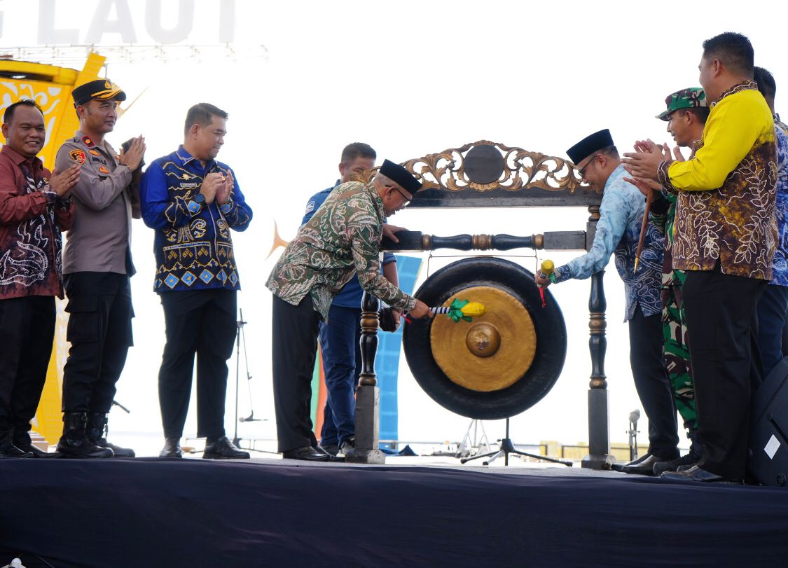 PEMBUKAAN:Bupati dan Wakil Bupati Kotabaru, H Rusli-Syairi Mukhlis memukul gong tanda dibukanya rangkaian Harjad Kotabaru ke-75, Rabu (28/5/2025).(Foto:Prokopim Setda Kotabaru)