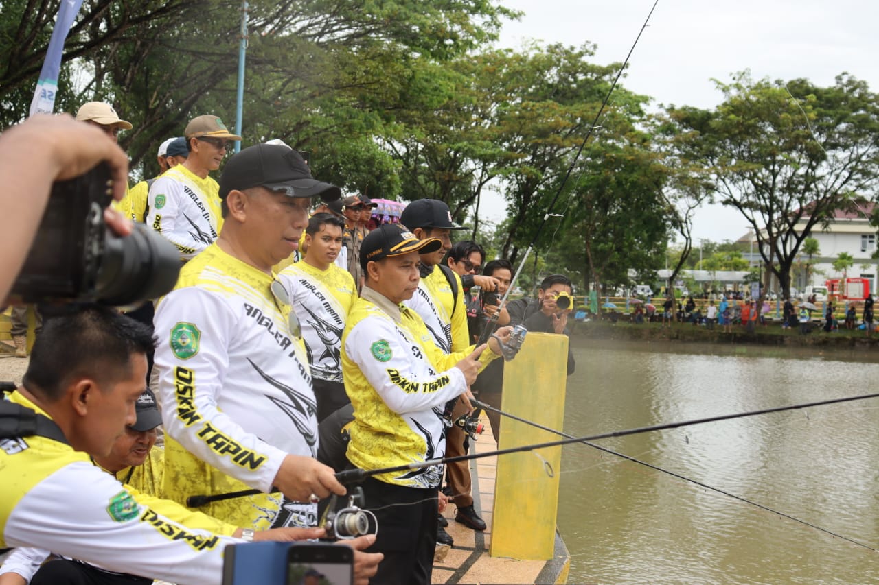COBA MEMANCING: Bupati Tapin H Yamani ikut memancing di danau Ranau Baru.